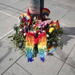 Na kraj terorističnega napada so ljudje danes postavljali cvetje (ANSA)