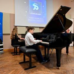Mladi učenec Glasbene matice Evan Miliani je priredbo Bachove arije zaigral tudi v Gallusovi dvorani na sedežu glasbene šole v Rojanu, kjer so mu priredili sprejem (FOTODAMJ@N)