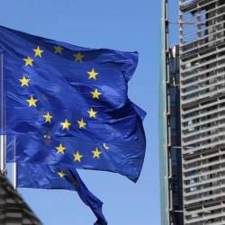 Zastave pred sedežem EU v Bruslju (ANSA)