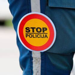 Policisti so kontrolirali 545 voznikov mopedov in e-skirojev, pri čemer so ugotovili 297 kršitev cestnoprometnih predpisov (ARHIV)