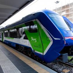 V Trst je včeraj prispel prvi ekološki hibridni vlak Blues (FOTODAMJ@N)