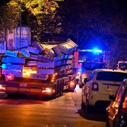 Tovornjak s težkim tovorom v Ulici D’Alviano (FOTODAMJ@N)