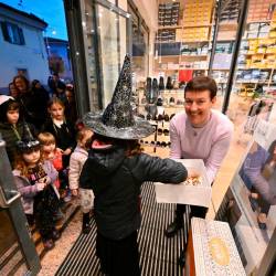 V nekaterih trgovinah so otrokom ponudili sladkarije (FOTODAMJ@N)