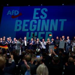 Z geslom »Tukaj se začne« so v skrajno desni stranki AfD proslavili zmago, kar nakazuje, da so ambicije velike (ANSA)