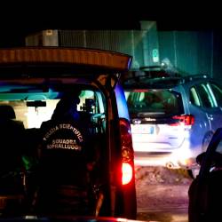 Policisti in forenziki v Starem pristanišču, kjer so v sredo popoldne našli mrtvega alžirskega državljana