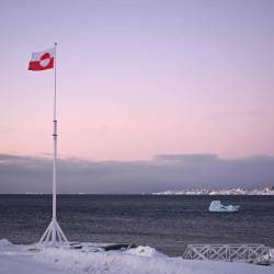 Grenlandska zastava v Nuuku s pogledom na arktično morje