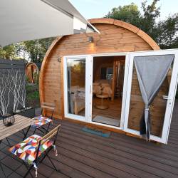 Glamping domuje pri Briščikih, na hišni številki 92