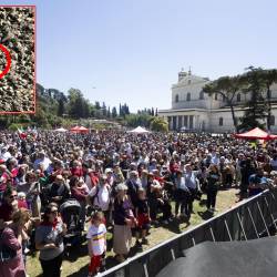 Shod ob dnevu osvoboditve v rimskem Parku Schuster, levo zgoraj naboj, izstreljen proti udeležencem (ANSA)