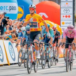 Zmagovalec Jonathan Milan, za njim (levo) Daniel Skerl (TOURDEPOLOGNE.PL)
