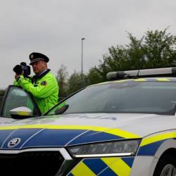 Policisti so vozniku na obalni štiripasovnici namerili hitrost 174 kilometrov na uro, fotografija je simbolična (SLOVENSKA POLICIJA/FACEBOOK)