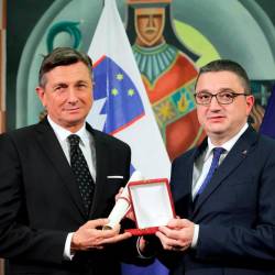 Predsedniku Borutu Pahorju je nagrado izročil predsednik Pokrajine Trento Maurizio Fugatti (FACEBOOK)