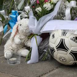 Igrače in pisemca pred hišo, v kateri je v sredo zvečer izgubil življenje devetletni Giovanni