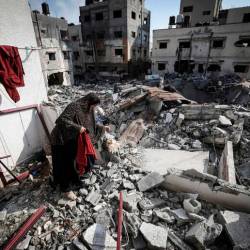 Domačinka med ruševinami v Gazi (ANSA)