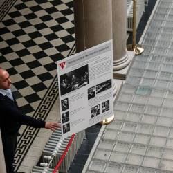 V veži tržaške sodne palače visijo sedaj dvojezični panoji o procesu zaradi zločinov v Rižarni