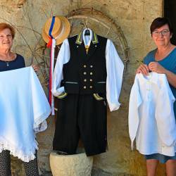 Silvana Blasina (levo) in Silva Perčič s partersko nošo in drugimi deli oblačila (FOTODAMJ@N)