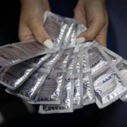 Cena kondomov se bo zaradi vojne v Iranu zvišala