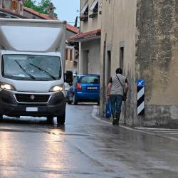 Zožitev glavne ceste na Proseku povzroča težave voznikom in pešcem (FOTODAMJ@N)