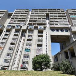 Betonski stanovanjski kompleks je močno dotrajan