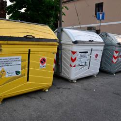Pristojbina TARI bo malenkost nižja za gospodinjstva, ne pa za sesljanske kioske (ARHIV)