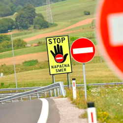 Voznik je vozil v napačno smer, fotografija je simbolična (PRIMORSKE NOVICE)