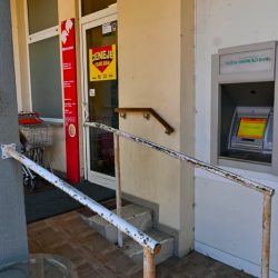 Jeseni so bili napadalci bistveno nežnejši do dekanskega bankomata. Včeraj je v njem zazevala velika luknja (DANIJEL CEK/PRIMORSKE NOVICE)