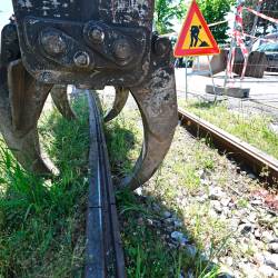 Bager s hidravličnimi kleščami na nivojskem prehodu pri openskem Obelisku (FOTODAMJ@N)