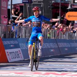 Jonas Vingegaard je z današnjo zmago oblekel rožnato majico (GIRO D’ITALIA/FACEBOOK)