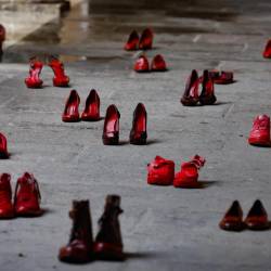 Umetniška instalacija ob dnevu za odpravo nasilja nad ženskami