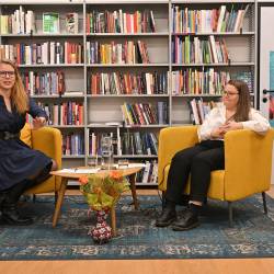 Antje Gruden (levo) in Tina Perić na zaključnem dogodku Akcije Primorci beremo v NŠK (FOTODAMJ@N)