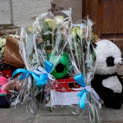 Igrače in pisemca pred hišo, v kateri je izgubil življenje devetletni Giovanni (LUCA TEDESCHI/FOTODAMJ@N)