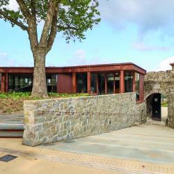 Na goriškem gradu so obnovili del obzidja, uredili ploščad, pešpoti in zelenice ter zgradili paviljon