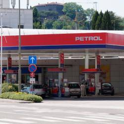 Razkorak med italijanskimi in slovenskimi cenami goriva je vse manjši (ARHIV)