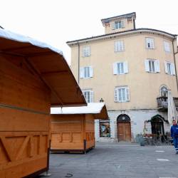 Na Trgu Marconi v Miljah je bilo že vse nared za Martinov sejem in ostala praznovanja; v ozadju hiša, kjer je prišlo do tragedije (LUCA TEDESCHI/FOTODAMJ@N)