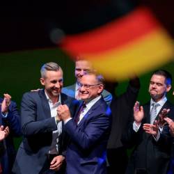 Vodja AfD v Saški-Anhalt Ulrich Siegmund (tretji z leve) z drugimi člani stranke po objavi rezultatov (ANSA)