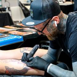 Umetniki tetovaž in piercingov v Starem pristanišču