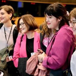 Po glasovanju je bilo veselje podpornikov pobude izjemno, v sredini Metka Mencin in Nika Kovač (INŠTITUT 8. MAREC)