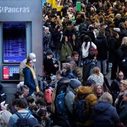 Številni potniki pa tik pred silvestrom mrzlično iščejo alternativne poti do želenih destinacij (ANSA)