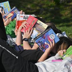 Dijakinje na dvorišču prvostopenjske srednje šole sv. Cirila in Metoda na Katinare so šolsko dvorišče spremenili v knjižnico