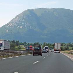 Povečan promet na slovenskih avtocestah je zaradi praznikov in šolskih počitnic pričakovati od 24. aprila do 5. maja