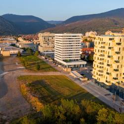 Območje meri približno 31.000 kv. metrov, na katerem bo zgrajenih 11 objektov (ANA ROJC)