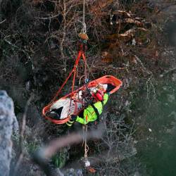 Reševanje trupla v prepadu pod Napoleonsko cesto (FOTODAMJ@N)
