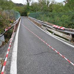 Most na vrhu Ulice Bonomea je načel zob časa, zaščitno pregrado so v preteklosti že zakrpali z deskami