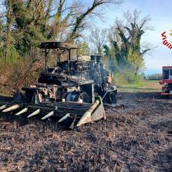 Zagorel je kmečki stroj, ogenj se je nato z okrepljenim vetrom razširil še na grmičevje in nato zaobjel širše območje (GASILCI)