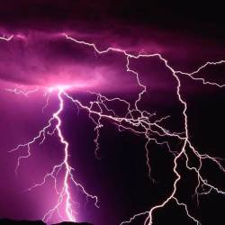 Naše kraje bo v noči na četrtek prešla hladna vremenska fronta, fotografija je simbolična (ANSA)