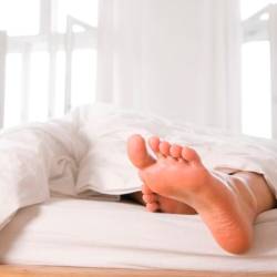 Spanec je čas, ko se telo obnavlja. Če je ta prekratek ali nekvaliteten, se prične nabirati spalni dolg (ANSA)