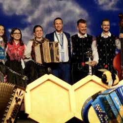 Ansambel Obisk je z nežnim valčkom slavil na letošnjem 54. Festivalu narodno-zabavne glasbe Števerjan 2026