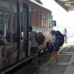 Potniki med vkrcanjem na vlak na Opčinah. Danes povezujeta Trst s Slovenijo le dva para vlakov