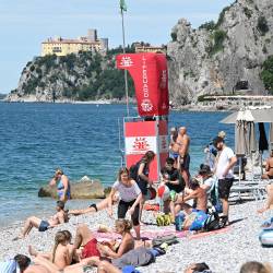 Ob ugodnem vremenu se plaže naglo napolnijo (FotoDamj@n)