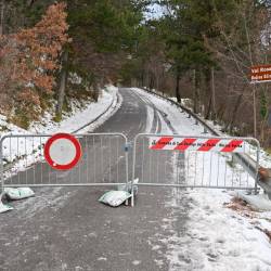 Cesto med Borštom in Jezerom so zaradi ledu zaprli (FOTODAMJ@N)