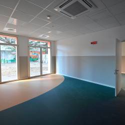 Skozi okenska vrata bo po končanih delih iz vseh prostorov videti zelenico, igrala in poslikane zidove (FOTODAMJ@N)